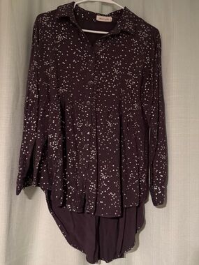 Solitaire Grey Button-Front Silver Star Print Blouse